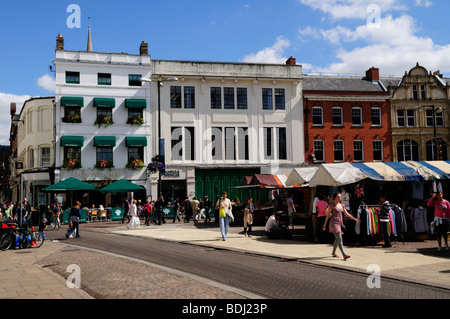 Straßenszene auf dem Marktplatz, Cambridge England UK Stockfoto