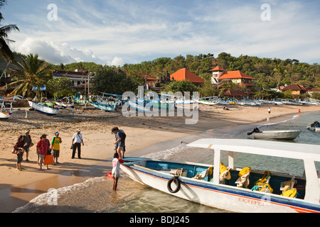 Indonesien, Bali, Padangbai, japanische Touristen Abfahrt Tagesausflug an den Strand Boot Stockfoto