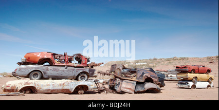 Autos in einem Schrottplatz vor blauem Himmel, Richtungskontrolle Stockfoto