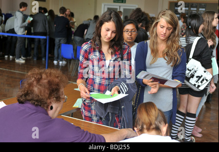 Zwei Teenager Schulmädchen ihre Schule Oberstufe zu beantragen, nach Erhalt ihrer erfolgreichen GCSE führt Stockfoto