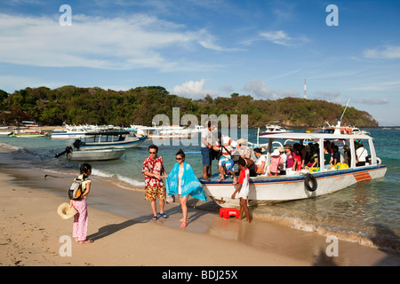 Indonesien, Bali, Padangbai, japanische Touristen Abfahrt Tagesausflug an den Strand Boot Stockfoto