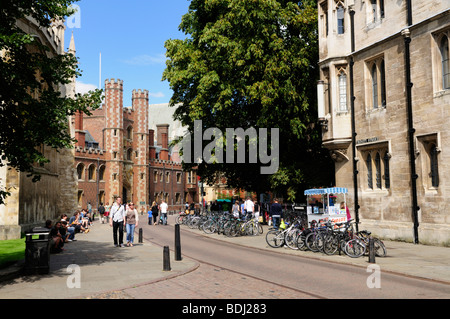 Trinity Street mit Blick auf St. Johns College, Cambridge England UK Stockfoto