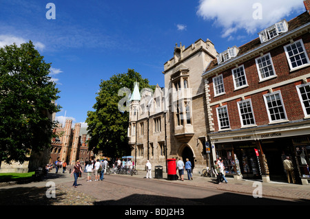 Trinity Street mit Blick auf St. Johns College, Cambridge England UK Stockfoto