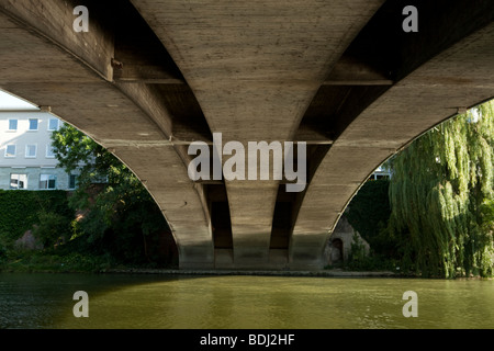 MODERNE BETON-BRÜCKE AM DONAUBLICK VON UNTEN, ULM, BADEN-WÜRTTEMBERG, DEUTSCHLAND Stockfoto