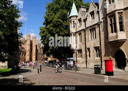 Trinity Street mit Blick auf St. Johns College, Cambridge England UK Stockfoto