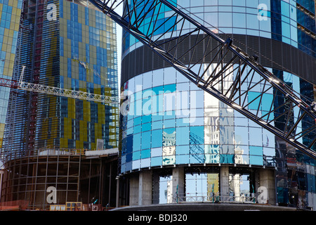 Baustelle mit gespiegelten Gebäude und Kräne Stockfoto