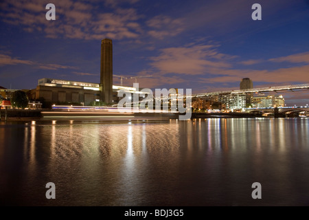 Tate Modern und Millenium Bridge in der Dämmerung. Reflexionen über die Themse. London, England. Blick vom Fluss. Stockfoto