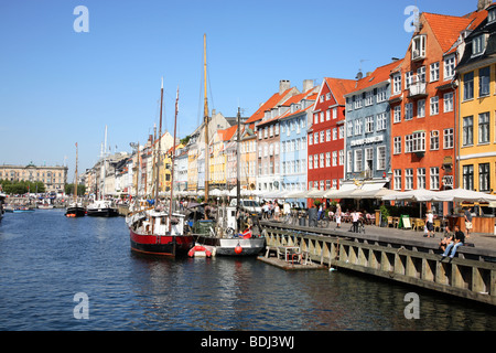 Am Kanal in Nyhavn, Kopenhagen, die alten Hafen Viertel berühmt für die alten bemalten Häusern, Restaurants, Bars und Kreuzfahrten. Stockfoto