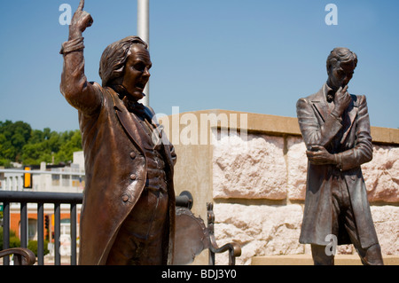 Statuen von Stephen A. Douglas und Abraham Lincoln diskutieren auf dem Lincoln-Douglas-Platz in Alton, Illinois Stockfoto