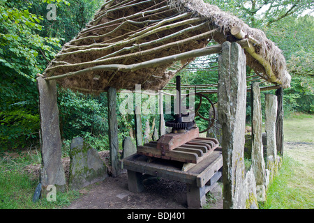 Maison Cornec oder Cornec House, eines der ersten Öko-Museen in Frankreich. Eine stehende Stein Grange Gehäuse eine Mostpresse. Stockfoto