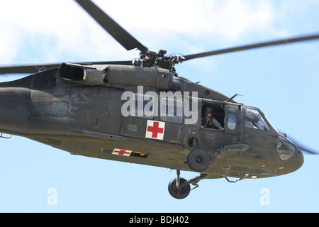 US-Armee Medivac Hubschrauber und Soldaten rote Kreuz Stockfoto