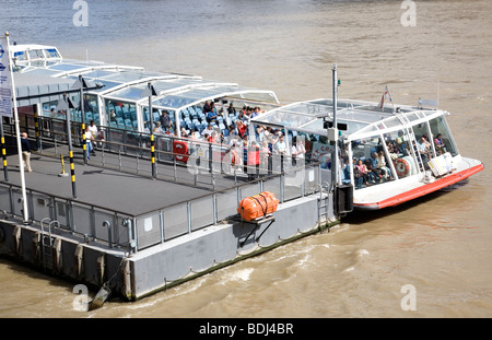 Touristischen Schiff vor der Abreise auf Themse verankert Stockfoto