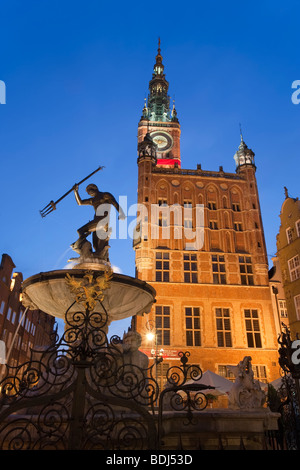 Europa, Polen, Pommern, Danzig, Dlugi Targ (langer Markt), der Neptun-Brunnen und Rathaus beleuchtet in der Abenddämmerung Stockfoto