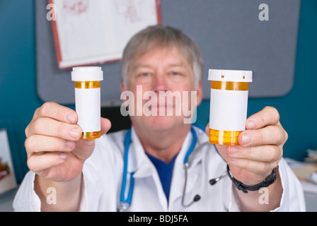 Ein Arzt hält zwei Medizin-Flaschen mit leeren Etiketten für Kopie. Stockfoto