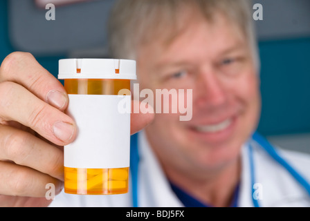 Ein Apotheker Arzt hält eine Pille Flasche. Label ist für die Kopie leer. Stockfoto