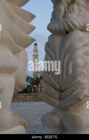 Jaffa Clock Tower durch Kikar Kedumim Bogen in alten Jaffa, Israel Stockfoto