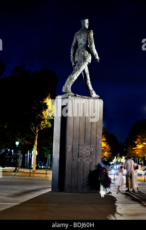 Paris, Frankreich, Zeitgenössische Skulptur, Öffentliche Kunst, Statue, General Charles De Gaulle, bei Nacht, Avenue Champs Elysees Stockfoto