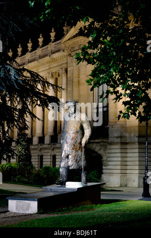Paris, Frankreich, zeitgenössische Skulptur, Kunst im öffentlichen Raum, Statue von "Winston Churchill" außerhalb "Petit Palais" Museums, in der Nacht, Stockfoto