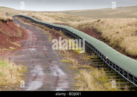 Ein Förderband, die Kohle aus dem Tagebau Glentaggart nimmt Zeche zu einem Road-Kopf für den Weitertransport auf der Straße Stockfoto