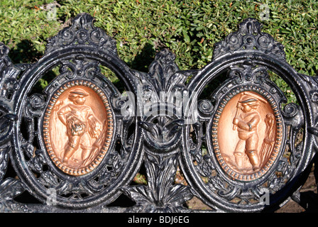 Detail des reich verzierten schmiedeeisernen Parkbank in der Plaza de Armas, San Luis Potosi, Mexiko Stockfoto