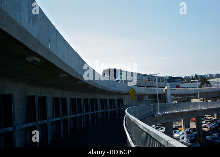 Canada Line light Rapid Transit Pendler Neubaustrecke mit gemeinsam genutzten Fahrrad Weg Fussgängerbrücke Flughafen Vancouver Richmond Stockfoto