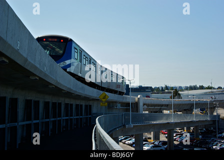 Canada Line light Rapid Transit Pendler Neubaustrecke mit gemeinsam genutzten Fahrrad Weg Fussgängerbrücke Flughafen Vancouver Richmond Stockfoto