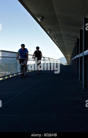 Radfahrer neben Canada Line light Rapid Transit Pendler Neubaustrecke Fraser River Fahrrad Fussgängerbrücke überqueren Stockfoto