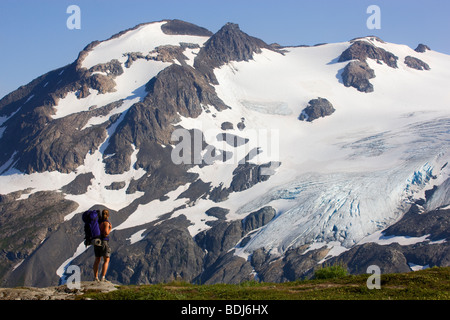 Wandern auf dem Harding Icefield Trail, Kenai-Fjords-Nationalpark, Alaska. (Modell freigegeben) Stockfoto