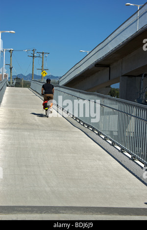 Radsportler, die Rampe auf freigegebenen Brücke neben neuen Canada Line leichte s-Bahn s-Bahn Stockfoto