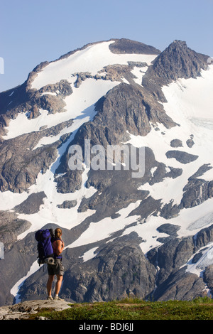 Wandern auf dem Harding Icefield Trail, Kenai-Fjords-Nationalpark, Alaska. (Modell freigegeben) Stockfoto