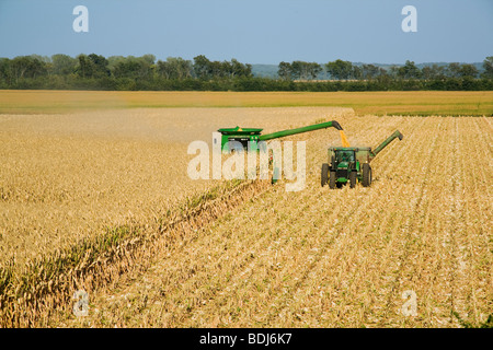 Landwirtschaft - ein John Deere kombinieren ernten Getreide Mais und entlädt auf einen Korn-Wagen "on-the-Go" / Tennessee, USA. Stockfoto