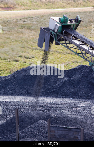 Ein Förderband, die Kohle aus dem Tagebau Glentaggart nimmt Zeche zu einem Road-Kopf für den Weitertransport auf der Straße Stockfoto