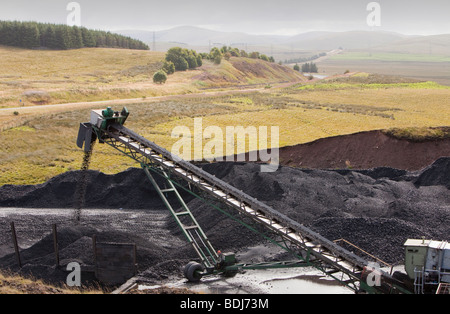 Ein Förderband, die Kohle aus dem Tagebau Glentaggart nimmt Zeche zu einem Road-Kopf für den Weitertransport auf der Straße Stockfoto