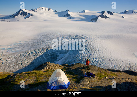 Wandern auf dem Harding Icefield Trail, Kenai-Fjords-Nationalpark, Alaska. (Modell freigegeben) Stockfoto