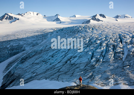 Ein Wanderer sieht das Harding Icefield, Kenai-Fjords-Nationalpark, Alaska. (Modell freigegeben) Stockfoto