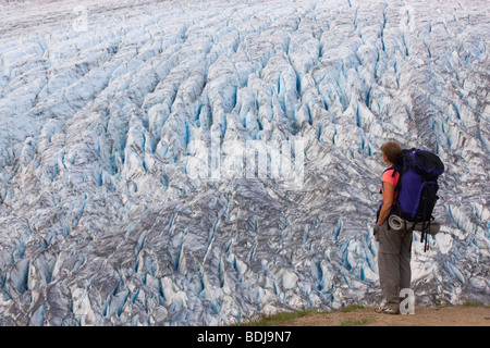 Backpacker unterwegs Harding Icefield, Kenai-Fjords-Nationalpark, Alaska. (Modell freigegeben) Stockfoto