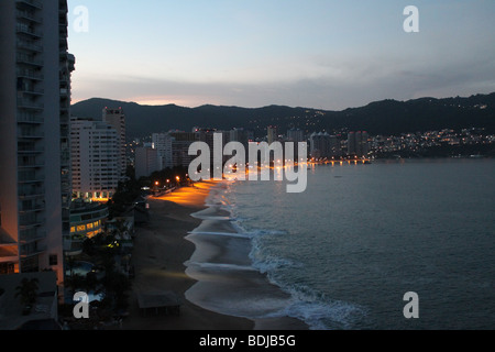 Morgendämmerung Blick auf Acapulco Bech im Bundesstaat Guerrero, Mexiko Stockfoto