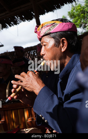 Indonesien, Bali, Tirta Gangga, Gamelan Orchester Flötenspieler spielt in lokalen Tempel Stockfoto