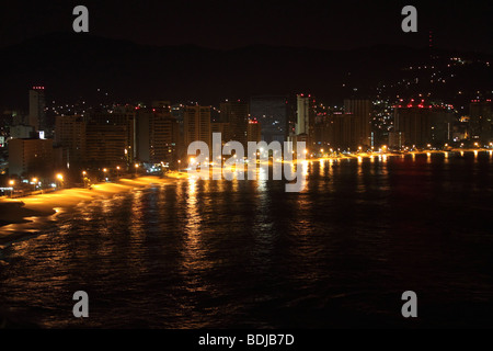 Nachtansicht des Acapulco Bech im Bundesstaat Guerrero, Mexiko Stockfoto