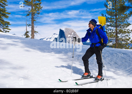 Backcountry Skifahrer und Half Dome vom Glacier Point, Yosemite-Nationalpark, Kalifornien Stockfoto