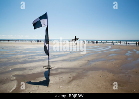 Eine Warnung Flagge und Surfer am Strand Sonne geküsst Stockfoto