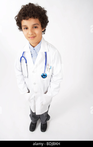 Junge, als Arzt verkleidet Stockfoto