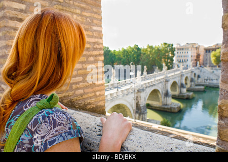 Frau auf der Suche, Castel Sant ' Angelo, Fluss Tiber, Rom, Latium, Italien Stockfoto