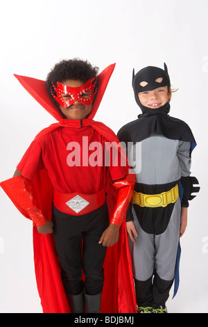 Jungen, die in Kostümen gekleidet Stockfoto