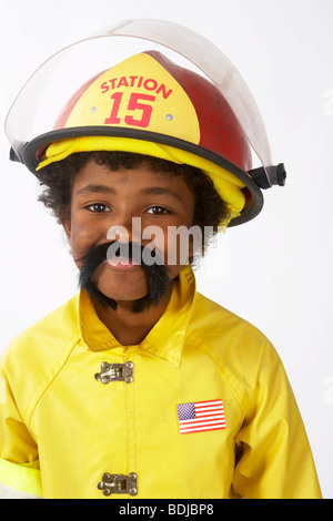 Junge als Feuerwehrmann verkleidet Stockfoto