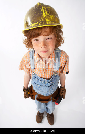 Kleiner Junge als Bauarbeiter verkleidet Stockfoto