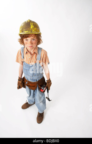 Kleiner Junge als Bauarbeiter verkleidet Stockfoto