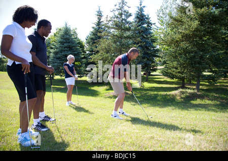 Gruppe von Menschen, die Golf spielen Stockfoto