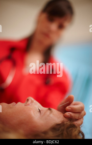 Frau empfangen Akupunktur Stockfoto