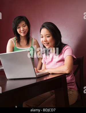 Zwei Frauen mit Laptop-Computer Stockfoto